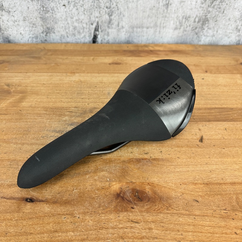 Low Mile!  Fizik Aliante R5  Kium 7×7 Alloy Rails 135mm Saddle 225g